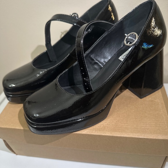 Shoes - Picture 3 of 6